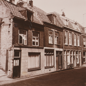 863489 Gezicht in het oostelijk deel van de Oranjestraat in Wijk C te Utrecht vanuit de St. Jacobsstraat, waar de ...